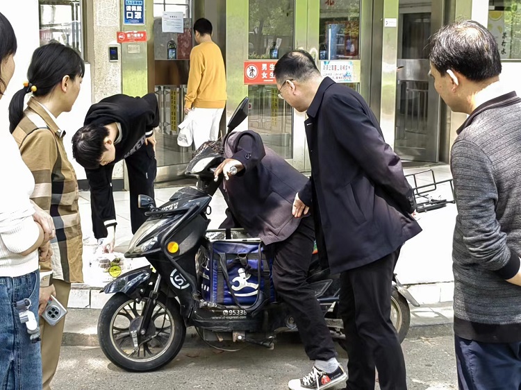 20230421调研校园外卖快递乱象2.jpg